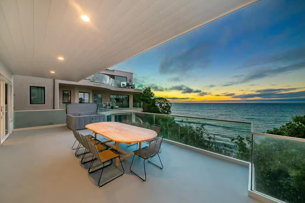 Cliffside Haven Where Ocean Meets Sky Casa de férias *